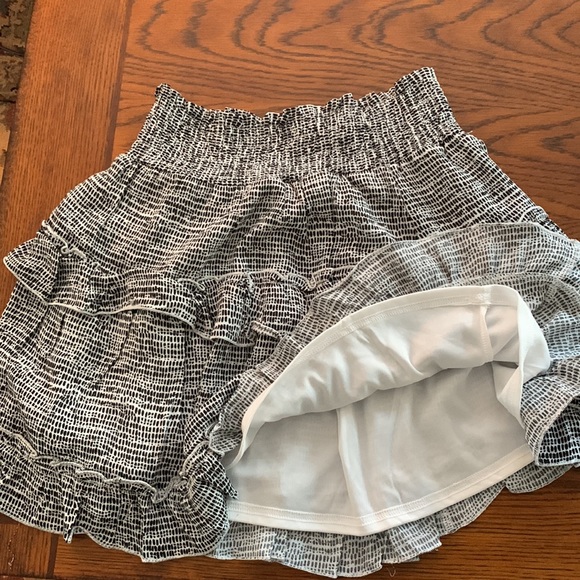 Summer skirt, black white with lining. 16 inches in length. Waist 22-24 inches - Picture 4 of 6